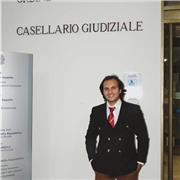 Avvocato, laureato in Giurisprudenza con il massimo dei voti, offre lezioni nelle discipline del diritto privato e pubblico